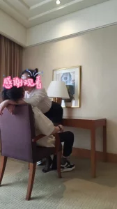 出差的制服女经理“献身”感谢来酒店给维修手机的师傅
